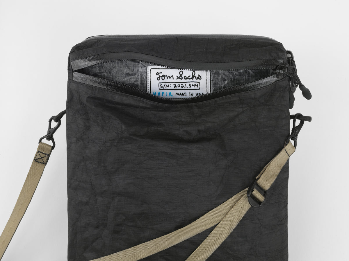 ショルダーバッグ・ポシェット Black nylon iPad bag PRADA【セール】ナイロン ギャザーショルダーバッグ☆関税込み