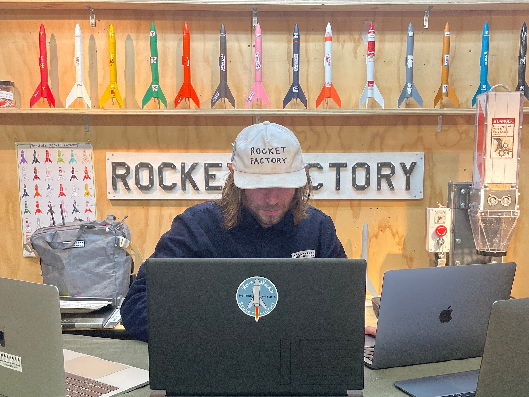 トム・サックスROCKET FACTORY キャップ ホワイト
